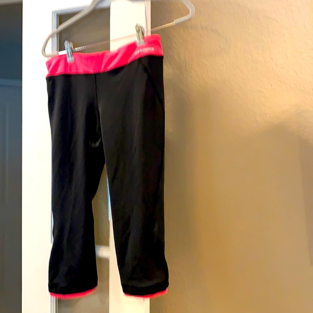 New Balance Capris Athletic Leggings black with pink trim size M